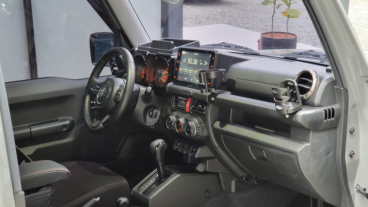 Nếu giống thị trường nước ngoài, bên trong cabin của Suzuki Jimny có các tính năng tiêu biểu như màn hình giải trí 7 inch giống như Swift, tích hợp Android Auto và Apple CarPlay, định vị vệ tinh, kết nối Bluetooth. Ghế trước chỉnh tay 6 hướng, còn ghế phụ chỉnh tay 4 hướng. Xe có điều hòa tự động một vùng, nội thất bọc nỉ và ga tự động (Cruise Control) - Ảnh: Facebook
