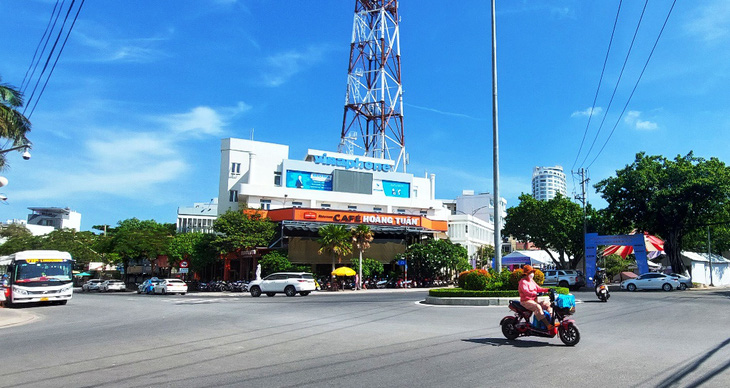Cơ sở nhà đất bưu điện cũ tại đường Lê Lợi, TP Nha Trang (Khánh Hòa) đang sử dụng làm nhà hàng cà phê - Ảnh: PHAN SÔNG NGÂN