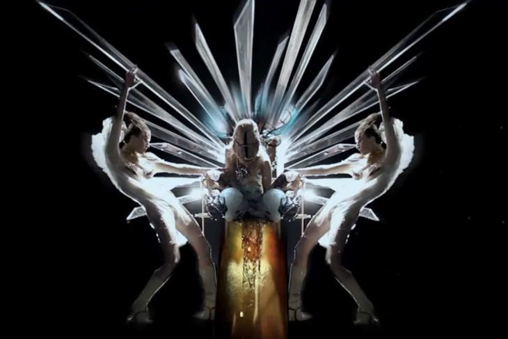 Đôi bốt hai đế xuất hiện trong MV Born This Way của Lady Gaga