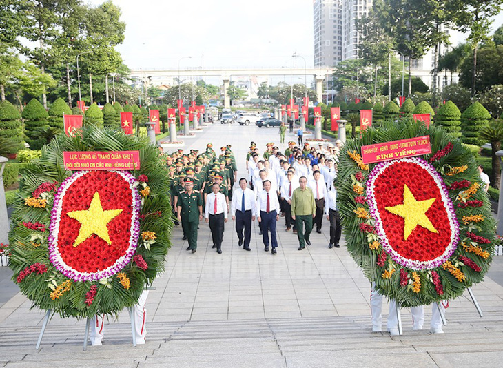 Đoàn đại biểu TP.HCM dâng hoa tưởng niệm các anh hùng liệt sĩ tại nghĩa trang liệt sĩ TPHCM - Ảnh: WEB THÀNH ỦY
