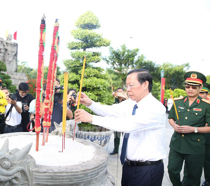 Chủ tịch UBND TP Phan Văn Mãi thắp hương trước tượng đài Bà mẹ Việt Nam anh hùng - Ảnh: WEB THÀNH ỦY