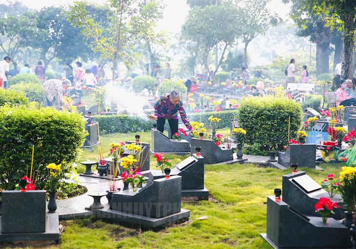Người dân TP.HCM viếng và dâng hương các phần mộ, tưởng niệm các anh hùng liệt sĩ tại nghĩa trang liệt sĩ TP.HCM - Ảnh: WEB THÀNH ỦY