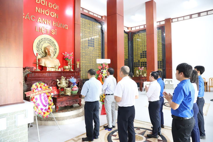 Đoàn công tác NMNĐ Vĩnh Tân 4 tới dâng hương tại Đài tưởng niệm anh hùng liệt sĩ Huyện Tuy Phong