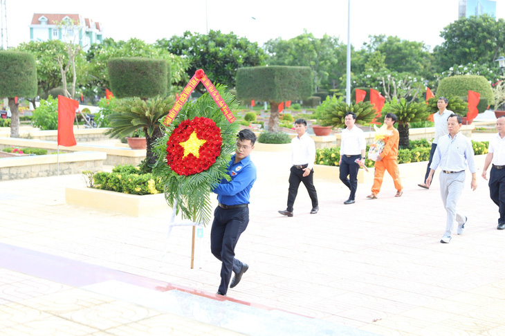 Đoàn công tác NMNĐ Vĩnh Tân 4 tới dâng hương tại Nghĩa trang liệt sĩ tỉnh Ninh Thuận