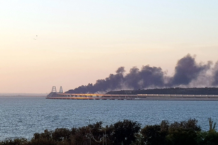 Vụ nổ trên cầu Crimea tháng 10-2022 - Ảnh: AFP