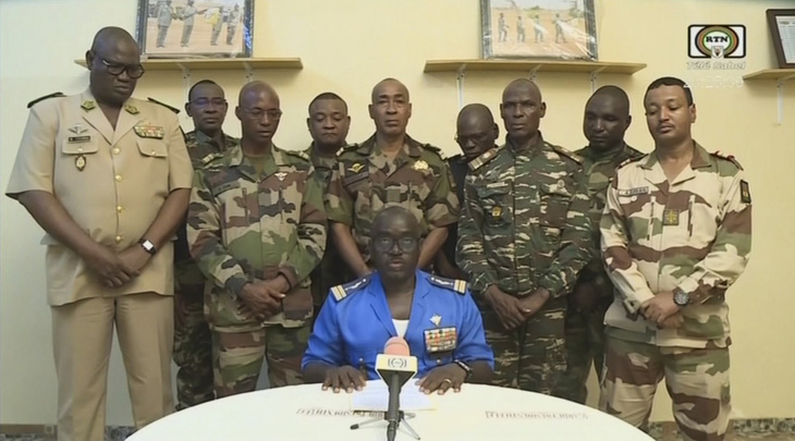Ảnh chụp màn hình từ tin phát trên truyền hình ORTN - Télé Sahel ngày 26-7, trong đó đại tá Amadou Abdramane (ngồi), người phát ngôn của Hội đồng quốc gia bảo vệ tổ quốc (CNSP), tuyên bố đảo chính - Ảnh: AFP