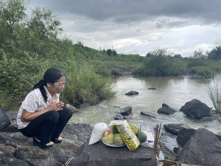 Bà Trần Thị Chinh khóc nghẹn bên bờ suối nơi con trai hy sinh cách đây 5 năm - Ảnh: Công an cung cấp