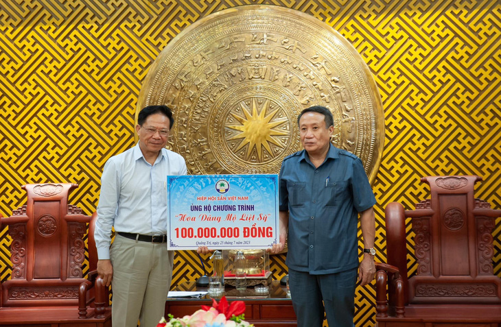 Đại diện Hiệp hội Sắn Việt Nam ủng hộ chương trình &quot;Hoa dâng mộ liệt sĩ&quot; - Ảnh: N.D.