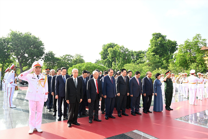 Lãnh đạo Đảng, Nhà nước và các đại biểu tưởng niệm các anh hùng liệt sĩ tại Đài tưởng niệm các anh hùng liệt sĩ trên đường Bắc Sơn - Ảnh: GIA HÂN