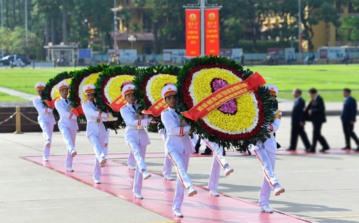 Vòng hoa của đoàn vào viếng lăng Chủ tịch Hồ Chí Minh - Ảnh: GIA HÂN