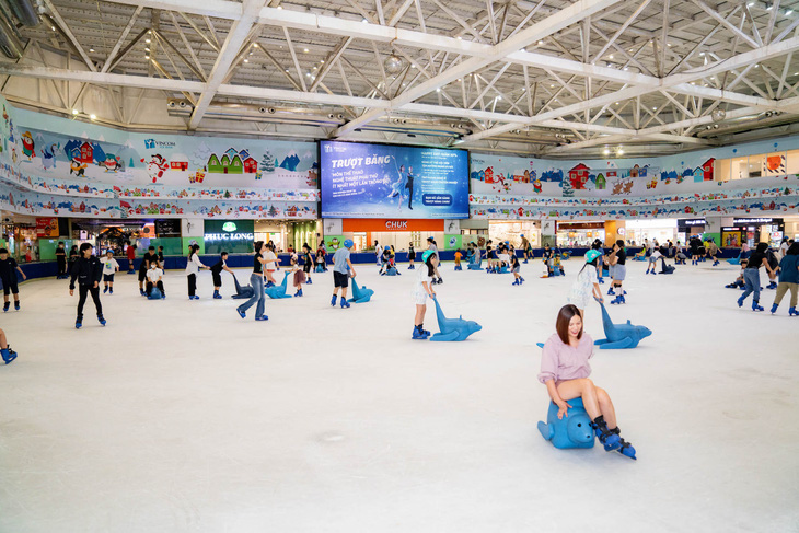 Vincom Mega Mall Royal City tiên phong mang đến trải nghiệm khác biệt cho khách hàng với sân trượt băng trong nhà đầu tiên tại Việt Nam. Ảnh: Đ.H