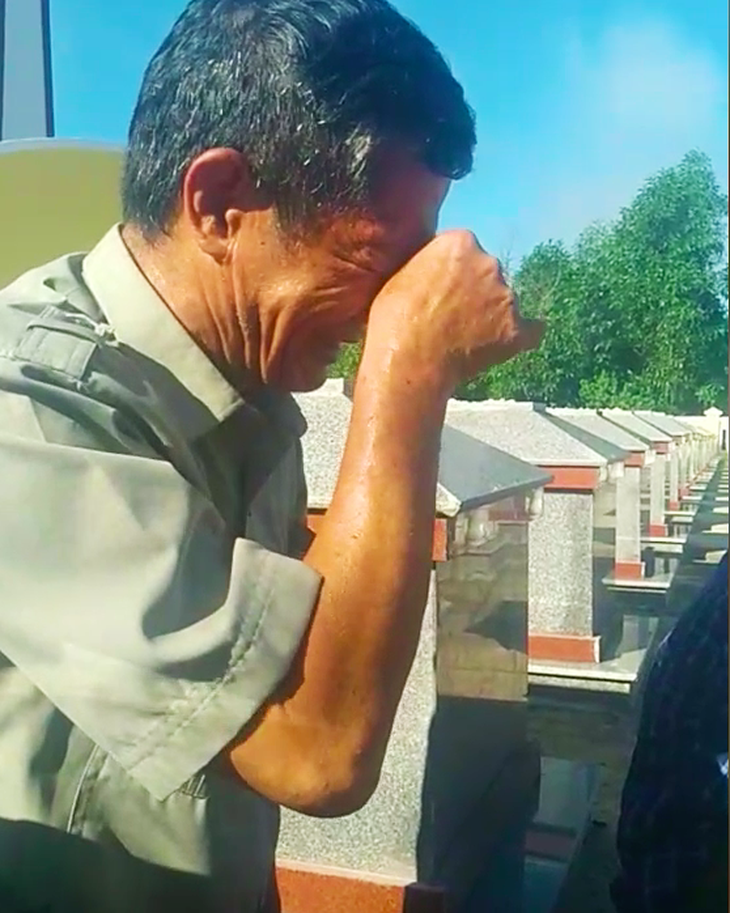 Những giọt nước mắt xúc động, đau thương của thân nhân liệt sĩ Thái trong ngày trùng phùng sau 50 năm - Ảnh: THANH HÙNG