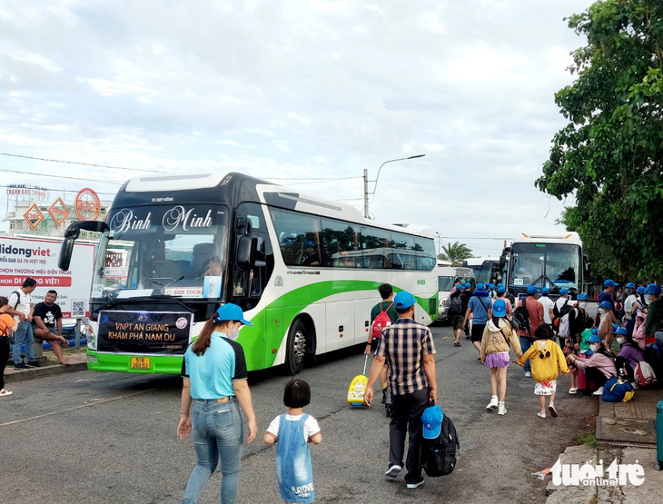 Do thời tiết xấu nên tàu cao tốc từ đất liền đi TP Phú Quốc tạm thời dừng chạy - Ảnh: CHÍ CÔNG