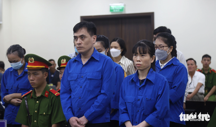 Bị cáo Hải (trái) và bị cáo Thuận nghe tòa tuyên án - Ảnh: DANH TRỌNG