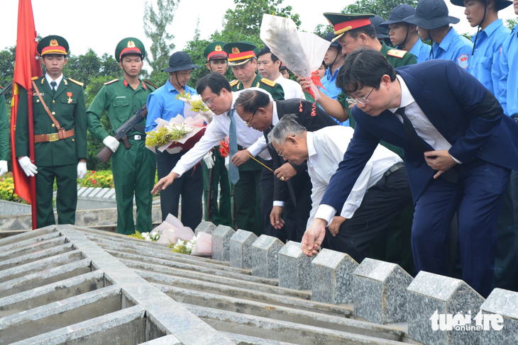 Lãnh đạo Tỉnh ủy, UBND tỉnh Đồng Tháp, lãnh đạo hai tỉnh Prâyveng và PuaSát (Campuchia) rải đất và dâng hoa lên phần mộ các liệt sĩ - Ảnh: ĐẶNG TUYẾT
