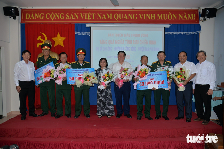 Trưởng Ban Tuyên giáo Trung ương Nguyễn Trọng Nghĩa (thứ sáu từ trái qua) thăm, tặng quà nghĩa tình cựu chiến binh - Ảnh: HOÀI THƯƠNG