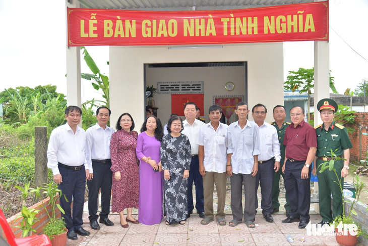Trưởng Ban Tuyên giáo Trung ương Nguyễn Trọng Nghĩa (thứ 6 từ trái qua) dự lễ bàn giao hai ngôi nhà tình nghĩa - Ảnh: HOÀI THƯƠNG