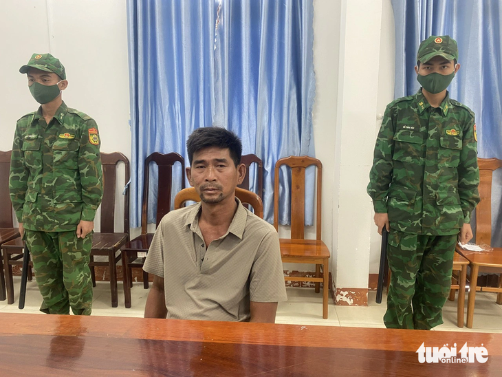 Lực lượng Biên phòng An Giang đã bàn giao nghi phạm Nguyễn Tấn Phong cho Công an tỉnh An Giang giải quyết theo quy định - Ảnh: Biên phòng cung cấp