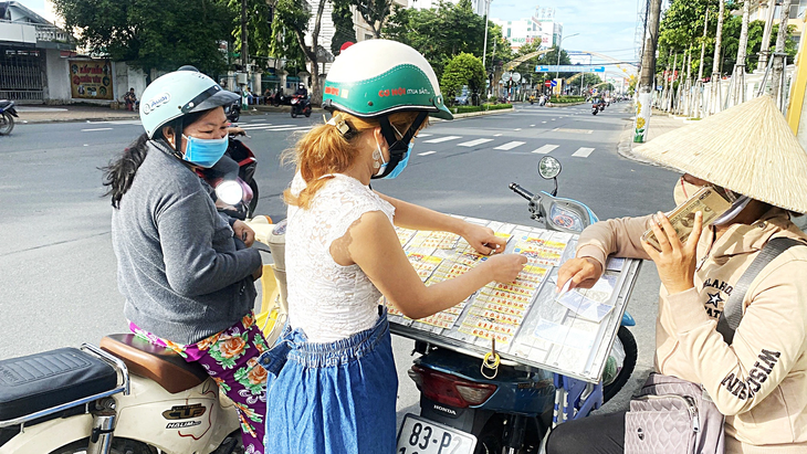 Người bán vé số dạo xuống lòng đường 3-2, phường An Bình, quận Ninh Kiều, TP Cần Thơ bán vé số - Ảnh: LÊ DÂN