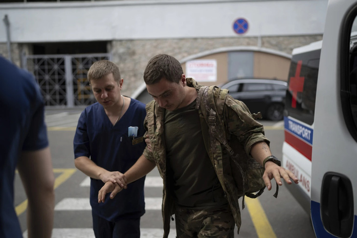 Các nhân viên y tế hỗ trợ một binh sĩ bị thương tại Bệnh viện Mechnikov, thành phố Dnipro, miền đông Ukraine - Ảnh: AP