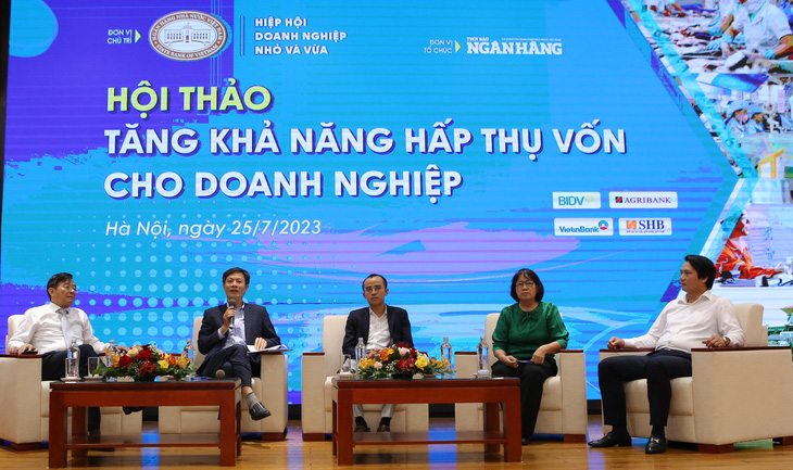Phó tổng giám đốc BIDV Trần Long (ngoài cùng bên phải) chia sẻ thông tin tại hội thảo 'Tăng khả năng hấp thụ vốn cho doanh nghiệp' - Ảnh: CTV