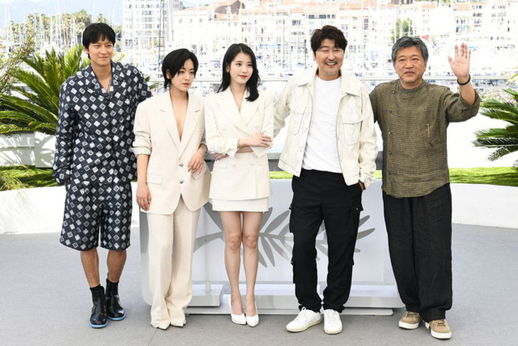 Đạo diễn Kore-eda Hirokazu (bìa phải) và các diễn viên của Người môi giới tại Liên hoan phim Cannes