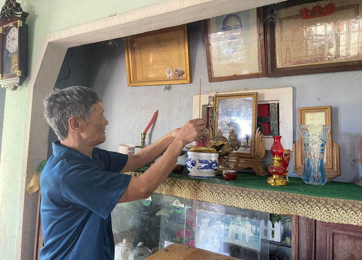 Nơi trang nghiêm nhất của gia đình thương binh Nguyễn Ngọc Độ là bàn thờ treo ảnh Bác Hồ - Ảnh: TRẦN MAI