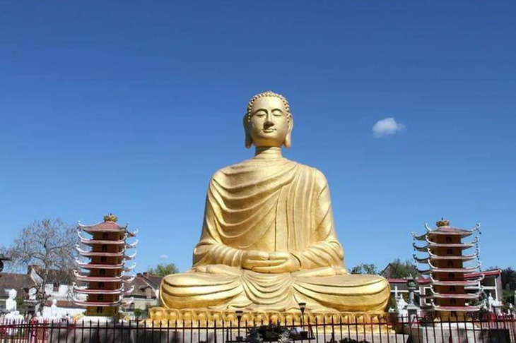 Ngôi chùa có hàng chục tượng Phật, trong đó có một tượng vàng cao 7m - Ảnh: Allier Bourbonnais Attractivité