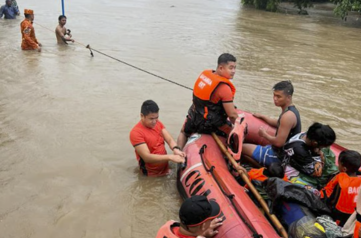 Lực lượng cứu hộ sơ tán người dân khỏi vùng lũ lụt do bão Doksuri gây ra tại Philippines - Ảnh: AP