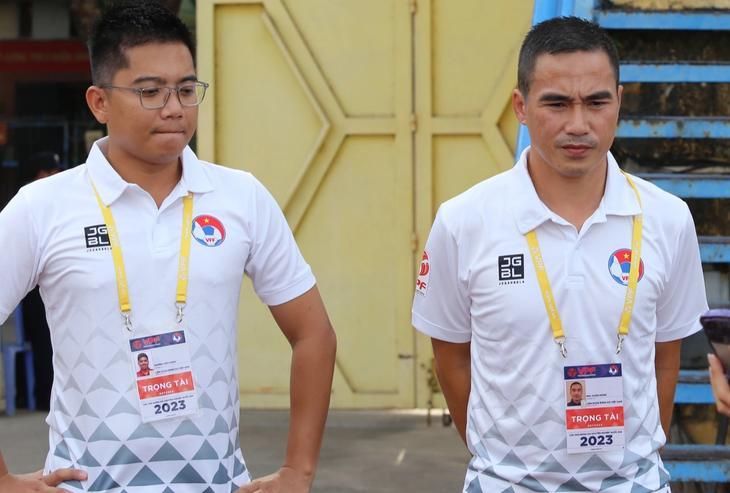 Trọng tài Mai Xuân Hùng (phải) và trợ lý Dương Hữu Phúc được bố trí làm tổ trọng tài VAR trong trận đấu giữa Viettel gặp Hà Tĩnh - Ảnh: ĐỨC KHUÊ