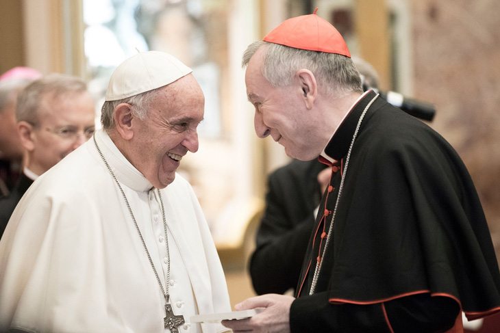 Giáo hoàng Francis (trái) trò chuyện với Thủ tướng Vatican, Hồng y Pietro Parolin năm 2016 - Ảnh: Tòa thánh Vatican