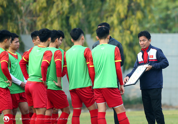 HLV Hoàng Anh Tuấn với nhiệm vụ đào tạo và phát triển cầu thủ trẻ - Ảnh: HOÀNG TÙNG
