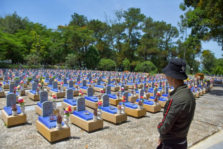 Mỗi phần mộ có một bình hoa là ý nghĩa chính của cuộc kêu gọi góp quỹ hoa dâng mộ liệt sĩ mà tỉnh Quảng Trị đang triển khai - Ảnh: N.D.