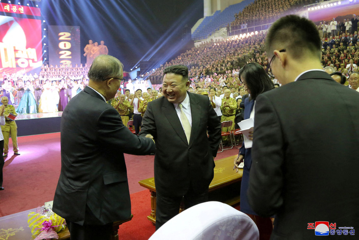 Nhà lãnh đạo Triều Tiên Kim Jong Un (giữa) và ông Lý Hồng Trung, ủy viên Bộ Chính trị Đảng Cộng sản Trung Quốc, gặp gỡ tại sự kiện ở Bình Nhưỡng ngày 27-7 - Ảnh: KCNA/REUTERS