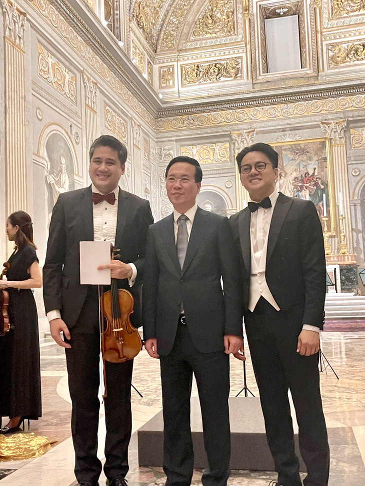Chủ tịch nước Võ Văn Thưởng chụp ảnh lưu niệm cùng nghệ sĩ Bùi Công Duy (bìa trái) và nhạc trưởng Trần Nhật Minh (bìa phải) trước giờ biểu diễn - Ảnh: Nghệ sĩ cung cấp