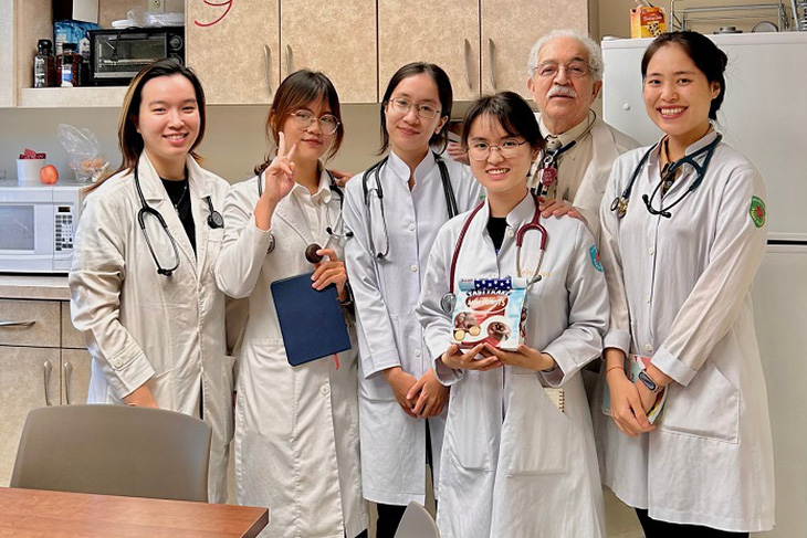 Sinh viên y khoa TTU thực tập lâm sàng với các bác sĩ trực tiếp tại bệnh viện ở Hoa Kỳ