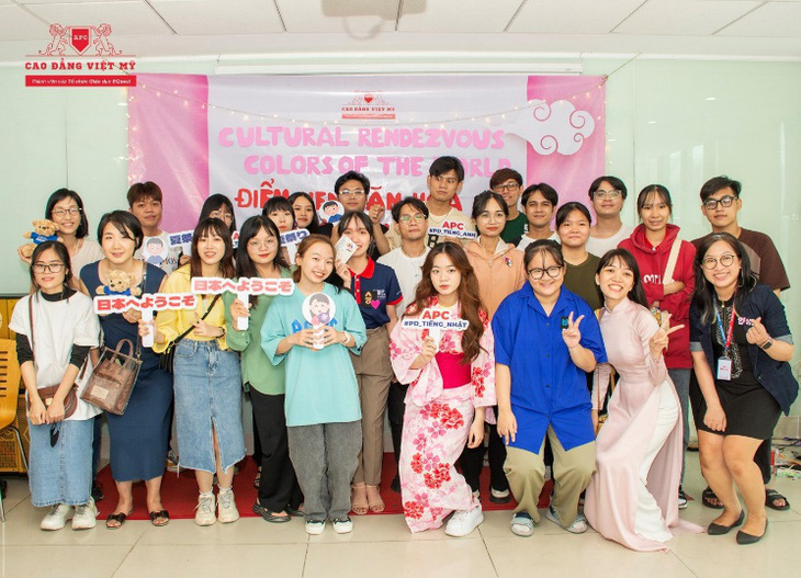 Sinh viên Cao đẳng Việt Mỹ tham dự sự kiện ngày hội đa văn hóa do khoa Ngoại ngữ tổ chức