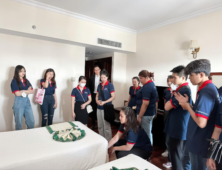 Sinh viên Quản trị Khách sạn thực hành nghiệp vụ buồng phòng trong chuyến fieldtrip tại Đà Lạt