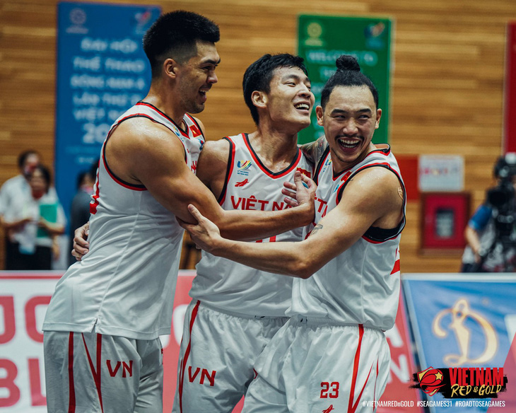 Tâm Đinh (bìa phải) từng cùng bóng rổ Việt đoạt HCB tại SEA Games - Ảnh: VBA