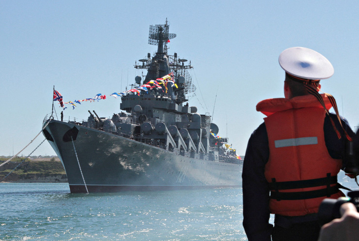 Một thủy thủ nhìn vào tàu tuần dương tên lửa Moskva của Nga neo đậu tại cảng Sevastopol ở Biển Đen - Ảnh: REUTERS