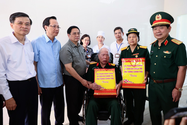 Thủ tướng tặng quà các thương binh, bệnh binh đang điều trị tại Trung tâm Nho Quan - Ảnh: NHẬT BẮC