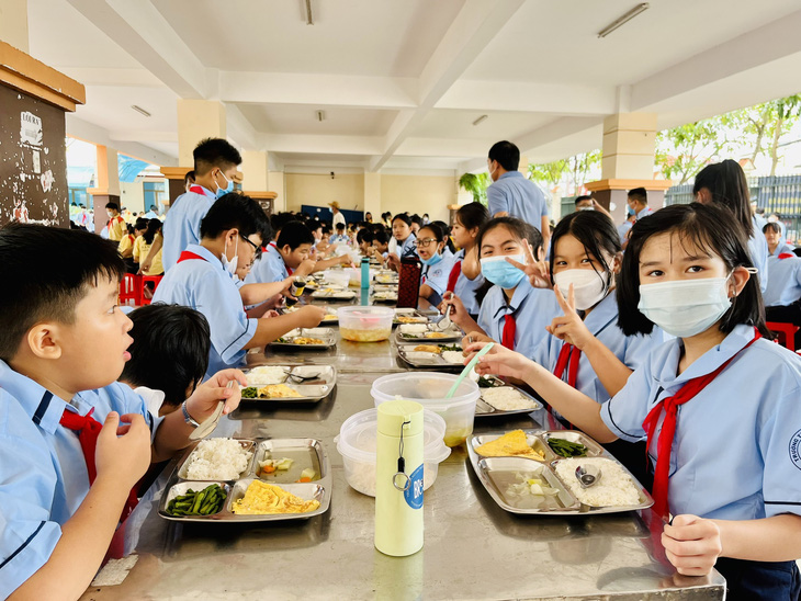 Học sinh Trường THCS Tân Tạo, TP.HCM trong bữa ăn trưa bán trú năm 2022 - Ảnh: MỸ DUNG