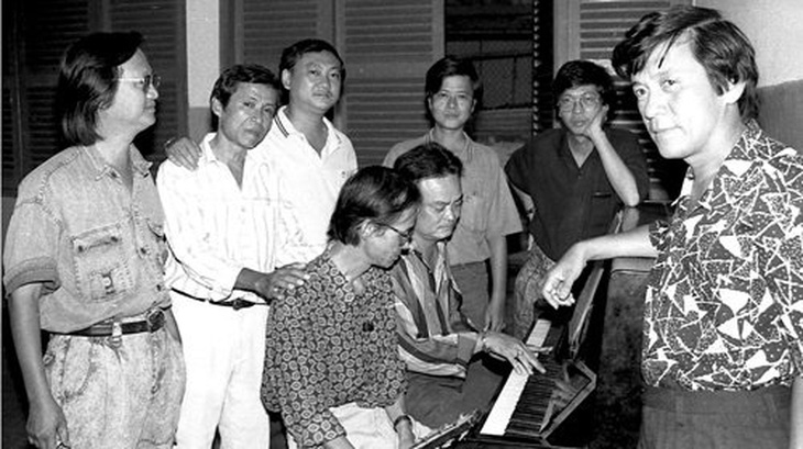 Nhóm Những người bạn giao lưu với bạn đọc báo Tuổi Trẻ tại 161 Lý Chính Thắng, quận 3 (TP.HCM) vào tháng 3-1992  - Ảnh: Nguyễn Công Thành