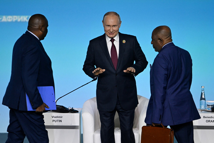 Tổng thống Nga Vladimir Putin (giữa) phát biểu tại hội nghị thượng đỉnh Nga - châu Phi ở thành phố Saint Petersburg, Nga vào ngày 27-7 - Ảnh: REUTERS