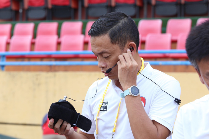 Ông Ngô Duy Lân sẽ là người điều hành chính trận đấu lịch sử của V-League - Ảnh: ĐỨC KHUÊ