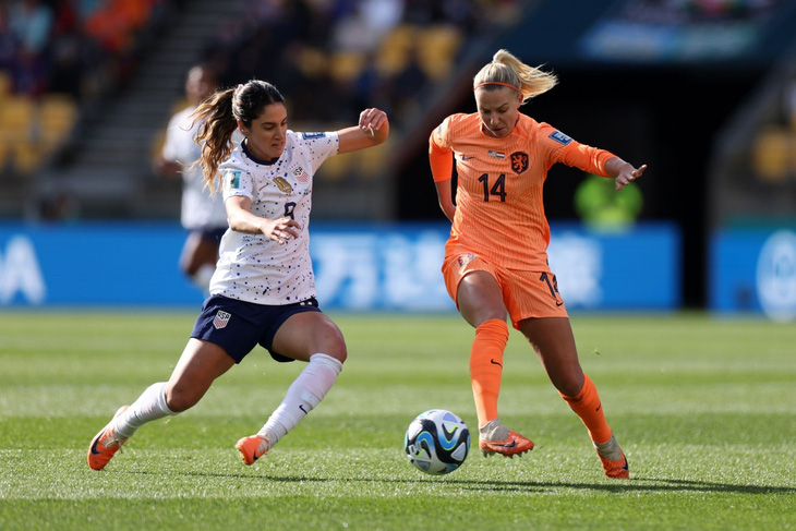 Trận đấu giữa Mỹ (trái) và Hà Lan diễn ra hấp dẫn - Ảnh: REUTERS
