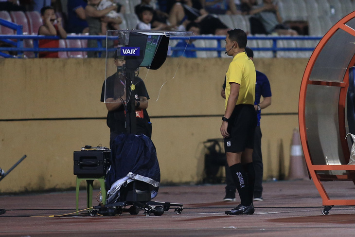 Trọng tài Ngô Duy Lân xem màn hình VAR trong trận đấu giữa Viettel và Hà Tĩnh tối 27-7 - Ảnh: ĐỨC HIẾU