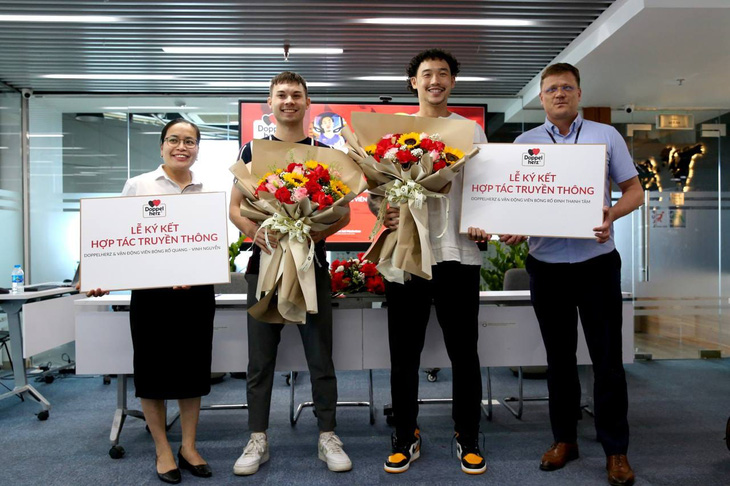 Vincent Nguyễn và Tâm Đinh (thứ 2 và thứ 3 từ trái sang) đồng hành cùng một thương hiệu - Ảnh: VBA