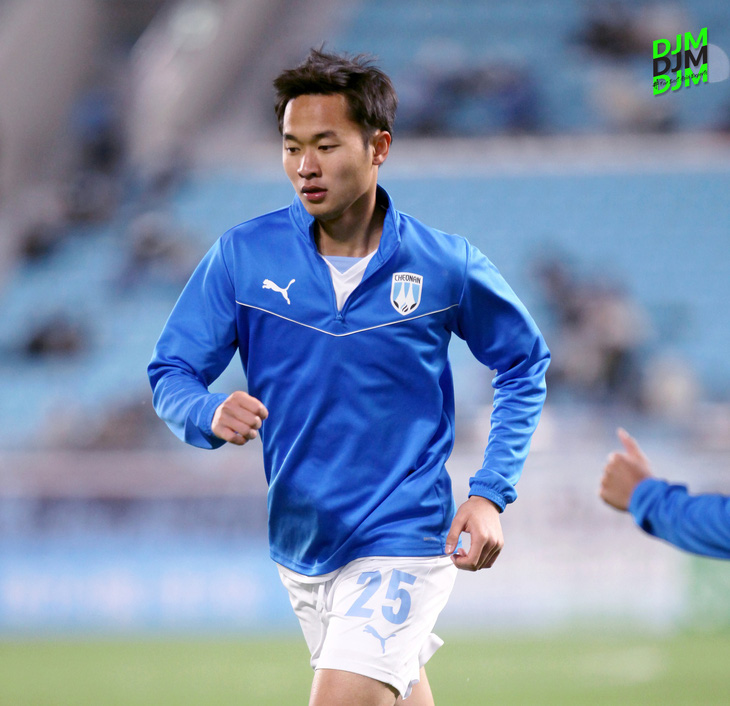 Tiền đạo Vũ Minh Hiếu trong màu áo Cheon An (Hàn Quốc) - Ảnh: CHEON AN FC