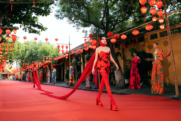 Hoa hậu Tiểu Vy với thiết kế sắc đỏ